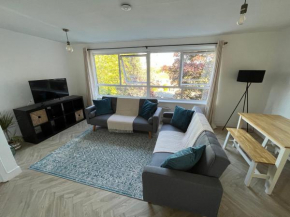 Stylish 2 bedroom Solihull apartment with parking!
